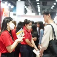 Ein Akademiker der Thammasat-Universität warnte davor, dass 2026 ein äußerst herausforderndes Jahr für die thailändische Wirtschaft werden würde. Er forderte die Bevölkerung auf, an ihren Vollzeitstellen festzuhalten, notleidende Vermögenswerte zu reduzieren und dem Cashflow Priorität einzuräumen, während er kleinen und mittleren Unternehmen (KMU) riet, sich auf das Überleben und nicht auf Gewinne zu konzentrieren.