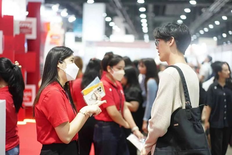 Ein Akademiker der Thammasat-Universität warnte davor, dass 2026 ein äußerst herausforderndes Jahr für die thailändische Wirtschaft werden würde. Er forderte die Bevölkerung auf, an ihren Vollzeitstellen festzuhalten, notleidende Vermögenswerte zu reduzieren und dem Cashflow Priorität einzuräumen, während er kleinen und mittleren Unternehmen (KMU) riet, sich auf das Überleben und nicht auf Gewinne zu konzentrieren.