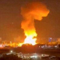 „Die Vereinigten Staaten von Amerika haben erfolgreich einen Großangriff gegen Venezuela und seinen Präsidenten Nicolás Maduro durchgeführt, der zusammen mit seiner Frau gefangen genommen und außer Landes gebracht wurde“, sagte Trump in einem Beitrag auf seinem sozialen Netzwerk Truth.