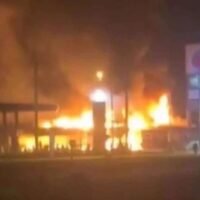 In der Nacht zum Samstag brach in einer durch Bombenanschläge zerstörten PTT-Tankstelle im Bezirk Cho Airong, Narathiwat, ein Feuer aus. (Abteilung für Öffentlichkeitsarbeit) Am späten Samstagabend wurden elf PTT-Tankstellen in drei südlichen Grenzprovinzen bombardiert. Zunächst wurden keine Opfer gemeldet.