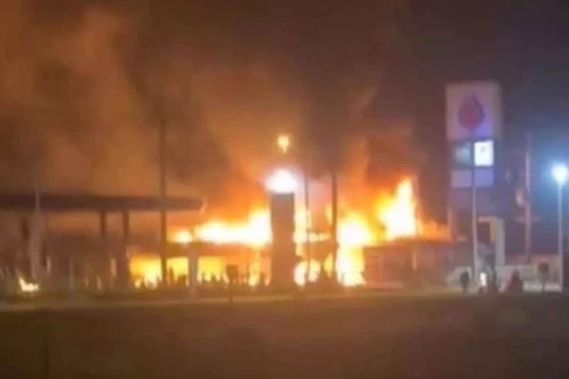In der Nacht zum Samstag brach in einer durch Bombenanschläge zerstörten PTT-Tankstelle im Bezirk Cho Airong, Narathiwat, ein Feuer aus. (Abteilung für Öffentlichkeitsarbeit) Am späten Samstagabend wurden elf PTT-Tankstellen in drei südlichen Grenzprovinzen bombardiert. Zunächst wurden keine Opfer gemeldet.