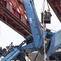 Nach dem Einsturz eines Krans auf einen Personenzug in Sikhiu haben Bauingenieure mehrere Unregelmäßigkeiten auf einer Baustelle festgestellt. Die genaue Ursache ist noch unklar. Der Vorfall führte zu Beeinträchtigungen des Bahnverkehrs und erforderte eine Sicherheitsprüfung, bevor die Bergungsarbeiten beginnen konnten. Die Ergebnisse seien vorläufig und bedürfen weiterer Analysen.