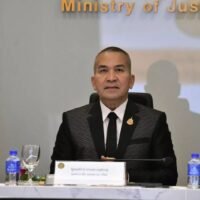 Justizminister Generalleutnant Rutthaphon Naowarat sagte am Donnerstag, dass gegen mehr als zehn Politiker und ehemalige Abgeordnete wegen des Verdachts auf Verbindungen zu Betrugsoperationen, Online-Glücksspielnetzwerken und Drogenhandel ermittelt werde und dass Verhaftungen möglicherweise unmittelbar bevorstünden.