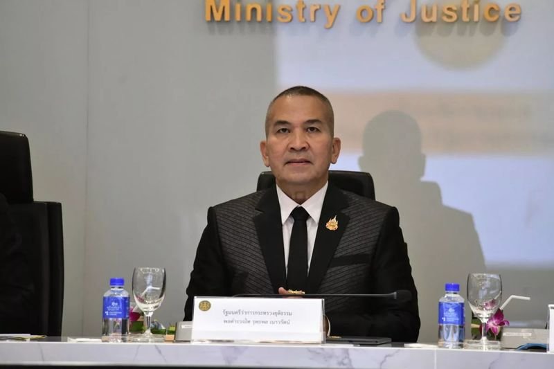 Justizminister Generalleutnant Rutthaphon Naowarat sagte am Donnerstag, dass gegen mehr als zehn Politiker und ehemalige Abgeordnete wegen des Verdachts auf Verbindungen zu Betrugsoperationen, Online-Glücksspielnetzwerken und Drogenhandel ermittelt werde und dass Verhaftungen möglicherweise unmittelbar bevorstünden.