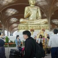 Die kambodschanischen Behörden haben zusätzliche Sicherheitskontrollen an Flughäfen für thailändische Passagiere angekündigt, die zum ersten Mal nach Kambodscha einreisen. Dies könnte Auswirkungen auf die Reiseabwicklung für neue Besucher haben. Zu den Maßnahmen gehören unter anderem Befragungen bei der Ankunft und die Pflicht, einen lokalen Bürgen zu benennen. Dadurch könnten sich die Wartezeiten für einige Reisende verlängern.