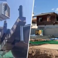 Ein Kranführer in Khon Kaen ließ ein Fertighaus, das er von einem Grundstück auf ein anderes transportierte, auf ein Nachbarhaus fallen. Glücklicherweise überlebte ein Mann, der sich im Haus befand, als es zerstört wurde, wie durch ein Wunder, berichtete Amarin TV gestern (24. Januar).