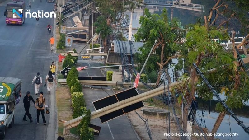 Am 30. Januar 2026 um 1:00 Uhr morgens ereignete sich in der Nähe der Einfahrt zum Industriegebiet Bang Pu in Samut Prakan ein dramatischer Vorfall: Ein Container-Lkw rammte beim Überfahren einer Brücke Stromleitungen. Die Wucht des Aufpralls ließ über 70 Strommasten wie Dominosteine umstürzen, was zu einem Stromausfall auf einer Länge von zwei Kilometern führte – von der Kurve vor dem Krankenhaus Samut Songkhram bis zum Eingang der Nuan Net Alley.