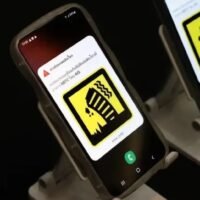Heute um 14:00 Uhr findet in Thailand ein landesweiter Test des Notfallwarnsystems für Mobiltelefone statt , wie die Stadtverwaltung Bangkok (BMA) mitteilte. Im Rahmen des Tests werden Mobiltelefone im ganzen Land laute Warntöne aussenden, während die Behörden die Bevölkerung zur Ruhe aufrufen. Dieser vom Katastrophenschutzamt (DDPM) durchgeführte Test dient der Optimierung des Systems und der Verbesserung der öffentlichen Sicherheit.