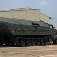 Laos transportiert seit einigen Tagen Truppen und Waffen in eine an Kambodscha grenzende Provinz, wie auf der Facebook-Seite „Army Military Force“ zu lesen ist. Laut Amarin TV hat Laos in den vergangenen Tagen die Zahl der Truppen und Waffen in der an Kambodscha grenzenden Provinz Attapeu kontinuierlich erhöht. Fotos und Videos von deren Transport wurden von laotischen Internetnutzern auf Facebook und TikTok geteilt.