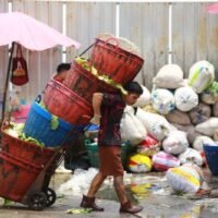 Wissenschaftler und Aktivisten äußerten sich besorgt über die Situation von über 40 Millionen thailändischen Arbeitnehmern, die mit niedrigen Löhnen, unsicheren Arbeitsbedingungen und unzureichender Gesundheitsversorgung und sozialer Absicherung konfrontiert sind.