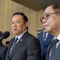 Nachdem am Morgen des 6. Januar eine Mörsergranate auf thailändischem Gebiet eingeschlagen war und einen Soldaten in der Provinz Ubon Ratchathani verletzt hatte, sagte der amtierende Premierminister Anutin Charnvirakul laut PPTVHD36, dass die zuständigen Behörden die in den Abkommen festgelegten Verfahren eingehalten hätten. Da die Kambodschaner erklärt hätten, es handele sich um einen Unfall, sei eine Evakuierung der Anwohner im Grenzgebiet nicht notwendig.