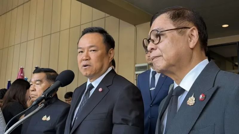 Nachdem am Morgen des 6. Januar eine Mörsergranate auf thailändischem Gebiet eingeschlagen war und einen Soldaten in der Provinz Ubon Ratchathani verletzt hatte, sagte der amtierende Premierminister Anutin Charnvirakul laut PPTVHD36, dass die zuständigen Behörden die in den Abkommen festgelegten Verfahren eingehalten hätten. Da die Kambodschaner erklärt hätten, es handele sich um einen Unfall, sei eine Evakuierung der Anwohner im Grenzgebiet nicht notwendig.