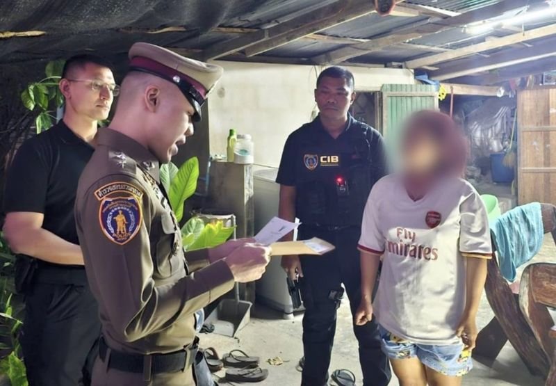 Die Polizei hat ein von einer Familie geführtes Sex Erpressungs-Netzwerk zerschlagen, das mehrere Männer mittleren Alters durch Drohungen im Zusammenhang mit einem minderjährigen Mädchen um mehr als acht Millionen Baht gebracht haben soll. Drei Verdächtige, darunter eine Mutter und ein Stiefvater, wurden am 12. Januar 2026 aufgrund von Haftbefehlen des Strafgerichts festgenommen.