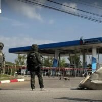 Nach den Bomben- und Brandanschlägen auf fünf Tankstellen verhängte die Narathiwat Task Force eine Ausgangssperre von 21:00 bis 5:00 Uhr. Die Behörden verschärften die Sicherheitsmaßnahmen unter Kriegsrecht.