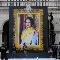 Königliche Beerdigung nimmt Gestalt an Die Thailänder werden das Vermächtnis Ihrer Majestät Königin Sirikit, der verstorbenen Königinmutter, noch bis weit in das Jahr 2026 hinein ehren, da die Vorbereitungen für eine königliche Einäscherungszeremonie Gestalt annehmen sollen.