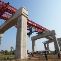 Nach einem weiteren Unfall auf der Rama-II-Straße geht die thailändische Regierung verstärkt gegen Bauunternehmen vor, die die Sicherheitsstandards nicht einhalten. Premierminister Anutin Charnvirakul kündigte diesen Schritt nach wiederholten Vorfällen an und erklärte, dass Bauverträge künftig durch Verwaltungsanordnungen ersetzt würden, um die Bürger zu schützen. Diese Entscheidung ist eine Reaktion auf den dritten Baustellenunfall innerhalb einer Woche, darunter ein kürzlich erfolgter Straßeneinsturz.