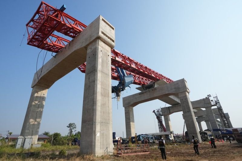 Nach einem weiteren Unfall auf der Rama-II-Straße geht die thailändische Regierung verstärkt gegen Bauunternehmen vor, die die Sicherheitsstandards nicht einhalten. Premierminister Anutin Charnvirakul kündigte diesen Schritt nach wiederholten Vorfällen an und erklärte, dass Bauverträge künftig durch Verwaltungsanordnungen ersetzt würden, um die Bürger zu schützen. Diese Entscheidung ist eine Reaktion auf den dritten Baustellenunfall innerhalb einer Woche, darunter ein kürzlich erfolgter Straßeneinsturz.