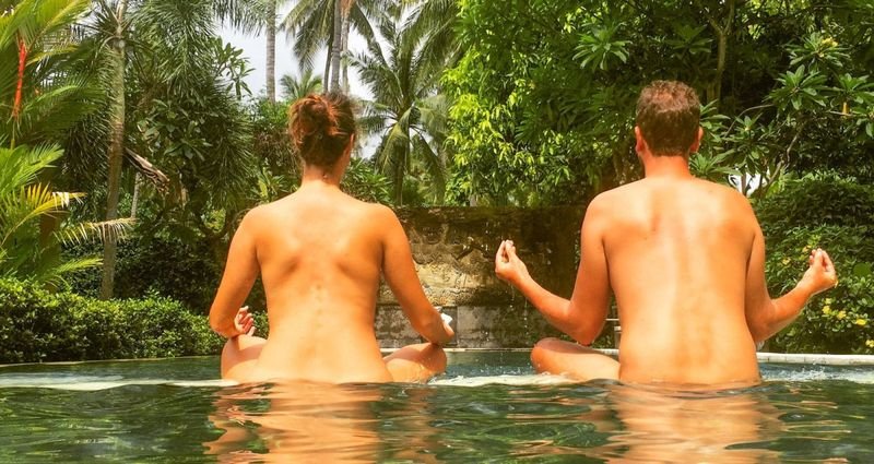 Nachdem eine Frau ihre aufregenden Erlebnisse in einem mysteriösen FKK-Resort in Thailand geteilt hatte, brach im Internet ein regelrechter Hype aus. Viele Thailänder suchten fieberhaft nach dem Resort. Das Resort, das vielen bis dahin unbekannt war, ist ein Paradies für Naturisten, in dem Gäste während aller Aktivitäten Nacktheit tragen müssen. Der Beitrag der Frau, zusammen mit Fotos und Videos, hat vielen die Augen für dieses ungewöhnliche Refugium geöffnet.