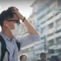 PM2,5 Wert in Bangkok verschlechtert sich am Montag; Lat Krabang am höchsten, Warnung vor Auswirkungen auf die Atemwege. Das Luftqualitätszentrum von Bangkok meldet für den 26. Januar PM2,5 Werte über dem Grenzwert. Lat Krabang ist der Bezirk mit den höchsten Werten, und in mehreren Zonen liegen die Werte so hoch, dass sie die Gesundheit beeinträchtigen