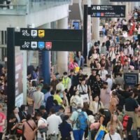 Reisende werden angesichts der zunehmenden Auslandsreisen dazu angehalten, wachsam gegenüber Betrugsmaschen bei Visumanträgen zu sein, wie etwa gefälschten Terminschreiben oder der Aufforderung zu zusätzlichen Zahlungen für beschleunigte Visumgarantien. „Mit zunehmenden Auslandsreisen aus Thailand steigt auch die Nachfrage nach Visaterminen“,