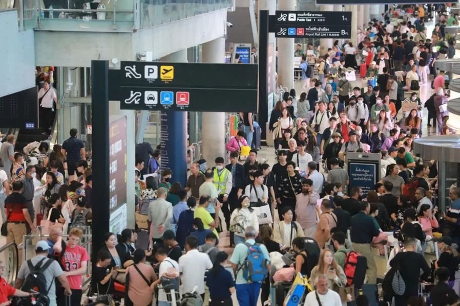 Reisende werden angesichts der zunehmenden Auslandsreisen dazu angehalten, wachsam gegenüber Betrugsmaschen bei Visumanträgen zu sein, wie etwa gefälschten Terminschreiben oder der Aufforderung zu zusätzlichen Zahlungen für beschleunigte Visumgarantien. „Mit zunehmenden Auslandsreisen aus Thailand steigt auch die Nachfrage nach Visaterminen“,