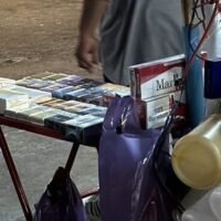 Touristen und Einheimische schlagen Alarm wegen des offenen Verkaufs von Potenzmitteln, Sexspielzeug und illegalen Zigaretten entlang der Pattaya Beach Road. Ohne die erforderlichen Steuerbanderolen bieten die Händler diese Artikel unverhohlen und ohne Angst vor rechtlichen Konsequenzen an und schädigen so den Ruf der Stadt als prestigeträchtiges Touristenziel.