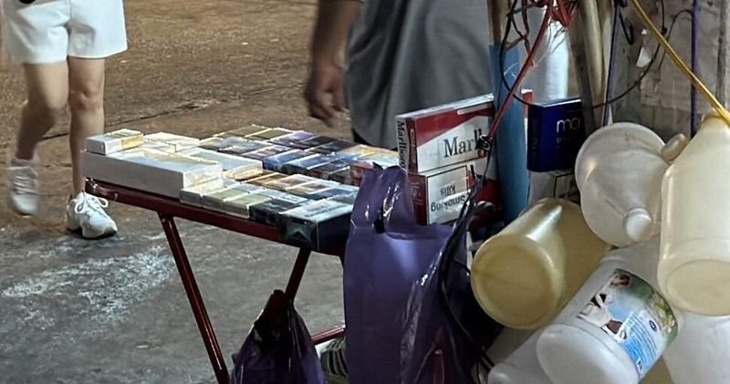 Touristen und Einheimische schlagen Alarm wegen des offenen Verkaufs von Potenzmitteln, Sexspielzeug und illegalen Zigaretten entlang der Pattaya Beach Road. Ohne die erforderlichen Steuerbanderolen bieten die Händler diese Artikel unverhohlen und ohne Angst vor rechtlichen Konsequenzen an und schädigen so den Ruf der Stadt als prestigeträchtiges Touristenziel.