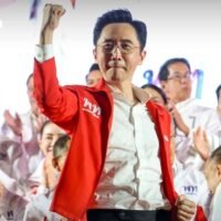 BANGKOK. Der Pheu Thai Premierministerkandidat Yodchanan verspricht, niedrige Einkommen auf 3.000 Baht pro Monat aufzustocken und im Ausland ansässige thailändische Unternehmen zu unterstützen, während Julapun Anutin im Vorfeld des 8. Februar angreift.