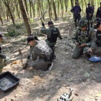 Nachdem wochenlange Grenzbeschusse kambodschanischer Streitkräfte zivile Gebiete mit gefährlicher Munition übersät haben, intensivieren die Behörden ihre Operationen zur Beseitigung von Blindgängern und anderer Munition. In Si Sa Ket, Surin und Buri Ram wurden Einheiten der Polizei und des Militärs zur Kampfmittelbeseitigung (EOD) eingesetzt, während die evakuierten Bewohner begannen, in ihre Häuser und auf ihre Felder zurückzukehren.