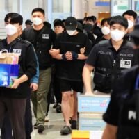 Südkorea hat 73 Personen, die im Verdacht stehen, an Online-Betrugsoperationen in Kambodscha beteiligt gewesen zu sein, zur Vernehmung zurückgeführt, berichtete die Nachrichtenagentur Yonhap. Bei dem Betrug wurden Hunderte von Menschen um insgesamt 49 Milliarden Won (1 Milliarde Baht) betrogen.