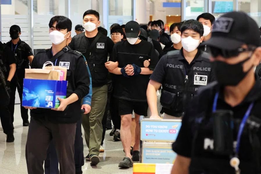 Südkorea hat 73 Personen, die im Verdacht stehen, an Online-Betrugsoperationen in Kambodscha beteiligt gewesen zu sein, zur Vernehmung zurückgeführt, berichtete die Nachrichtenagentur Yonhap. Bei dem Betrug wurden Hunderte von Menschen um insgesamt 49 Milliarden Won (1 Milliarde Baht) betrogen.