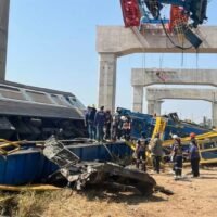 Die Suche nach drei Vermissten wurde eingestellt, forensische Teams konzentrieren sich auf die am Fundort gesammelten Überreste. Die Behörden haben die Suche nach drei Vermissten eingestellt, nachdem es ihnen nicht gelungen war, deren Leichen an der Stelle zu finden, an der am Mittwoch ein Kran auf einen fahrenden Zug gestürzt war und 32 Menschen getötet hatte. Forensische Teams arbeiten nun daran, die am Fundort geborgenen Überreste zu identifizieren, teilten die Behörden am Donnerstagmorgen mit.