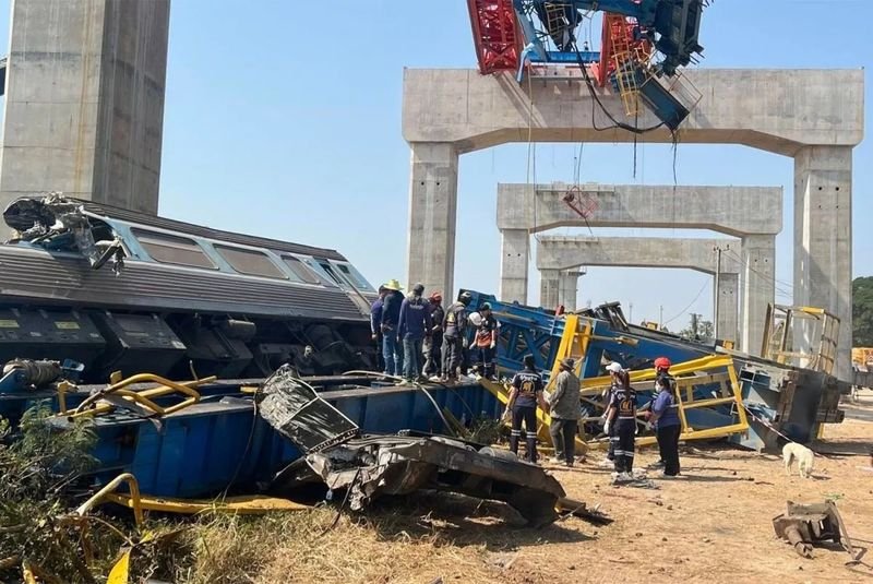 Die Suche nach drei Vermissten wurde eingestellt, forensische Teams konzentrieren sich auf die am Fundort gesammelten Überreste. Die Behörden haben die Suche nach drei Vermissten eingestellt, nachdem es ihnen nicht gelungen war, deren Leichen an der Stelle zu finden, an der am Mittwoch ein Kran auf einen fahrenden Zug gestürzt war und 32 Menschen getötet hatte. Forensische Teams arbeiten nun daran, die am Fundort geborgenen Überreste zu identifizieren, teilten die Behörden am Donnerstagmorgen mit.