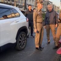 Am 8. Januar kam es in Bangkok zu einer Schießerei, bei der zwei Teenager und eine 42-jährige Frau aufgrund eines Konflikts zwischen rivalisierenden Studentengruppen verletzt wurden. Die Schießerei ereignete sich gegen 17:30 Uhr an der Kreuzung Nida-Seri Thai und löste Panik unter den Autofahrern sowie erhebliche Verkehrsbehinderungen aus