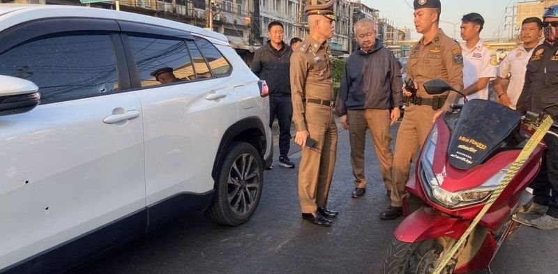 Am 8. Januar kam es in Bangkok zu einer Schießerei, bei der zwei Teenager und eine 42-jährige Frau aufgrund eines Konflikts zwischen rivalisierenden Studentengruppen verletzt wurden. Die Schießerei ereignete sich gegen 17:30 Uhr an der Kreuzung Nida-Seri Thai und löste Panik unter den Autofahrern sowie erhebliche Verkehrsbehinderungen aus