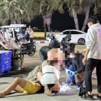 Ein nächtlicher Ausflug russischer Touristen in Pattayas Stadtteil Jomtien endete im Chaos, wobei ein Mann bewusstlos wurde. Der Vorfall ereignete sich am 8. Januar um 23:06 Uhr und ging auf eine Schlägerei vor einem Supermarkt zurück. Bei der Auseinandersetzung stürzte ein Tourist und schlug mit dem Kopf auf den Gehweg, wodurch er eine Platzwunde erlitt.