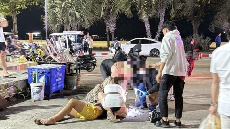 Ein nächtlicher Ausflug russischer Touristen in Pattayas Stadtteil Jomtien endete im Chaos, wobei ein Mann bewusstlos wurde. Der Vorfall ereignete sich am 8. Januar um 23:06 Uhr und ging auf eine Schlägerei vor einem Supermarkt zurück. Bei der Auseinandersetzung stürzte ein Tourist und schlug mit dem Kopf auf den Gehweg, wodurch er eine Platzwunde erlitt.