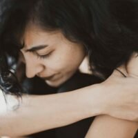 Sexuelle Belästigung ist ein drängendes Problem, das zahlreiche Bereiche der Gesellschaft betrifft und in Schulen, Universitäten, Theatern, Kneipen und Büros in Thailand vorkommt . Trotz ihrer weiten Verbreitung erregt sie oft nur dann größere öffentliche Aufmerksamkeit, wenn prominente Persönlichkeiten involviert sind. Im Kern dieser Vorfälle geht es in der Regel um Machtverhältnisse und nicht um sexuelle Anziehung, wobei eine Person in verschiedenen Situationen die Kontrolle über eine andere ausübt.