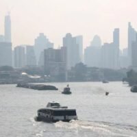 Das Air Pollution Problem Communication Center (APPC) unter der Pollution Control Department (PCD) berichtete am Freitag, dass die 24-Stunden-Durchschnittswerte der PM2,5-Konzentration zwischen 7,4 und 89,1 Mikrogramm pro Kubikmeter (µg/m³) lagen und damit in vielen Gebieten den nationalen Sicherheitsstandard von 37,5 µg/m³ überschritten.