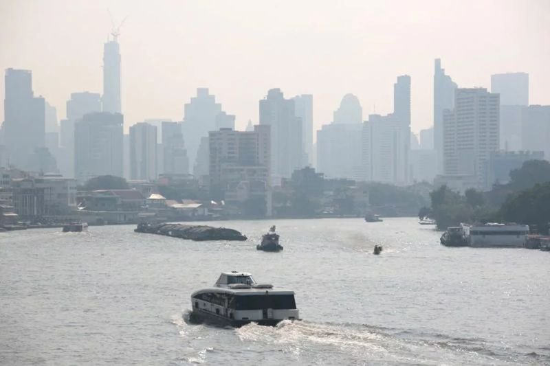 Das Air Pollution Problem Communication Center (APPC) unter der Pollution Control Department (PCD) berichtete am Freitag, dass die 24-Stunden-Durchschnittswerte der PM2,5-Konzentration zwischen 7,4 und 89,1 Mikrogramm pro Kubikmeter (µg/m³) lagen und damit in vielen Gebieten den nationalen Sicherheitsstandard von 37,5 µg/m³ überschritten.