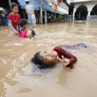 Der stellvertretende Premierminister Borwornsak Uwanno warnte, dass die diesjährige Regenzeit voraussichtlich früher einsetzen und stärkere Regenfälle als üblich mit sich bringen werde, und forderte die Behörden auf, ihre Vorbereitungen auf schwere Überschwemmungen zu verstärken.