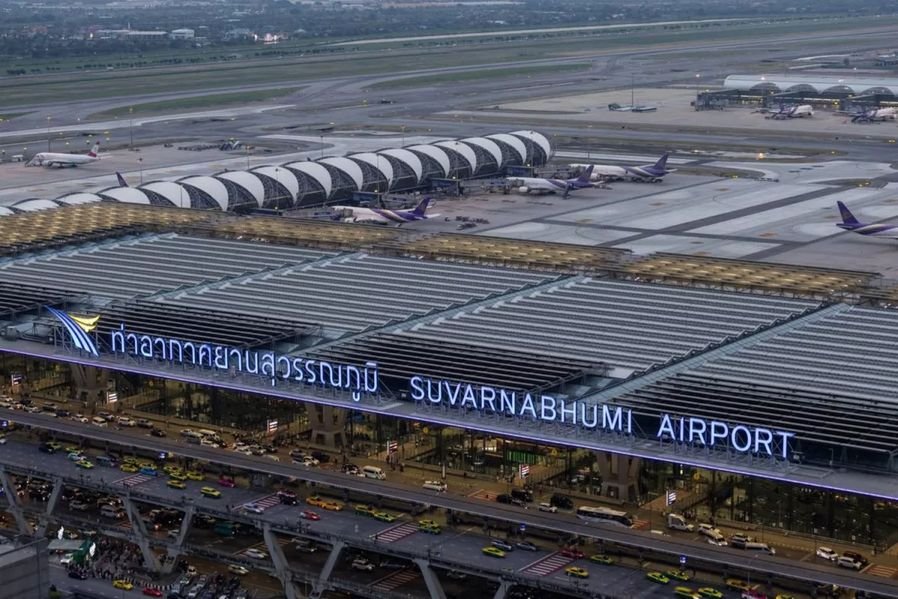 Der Gouverneur der thailändischen Zivilluftfahrtbehörde (CAAT), ACM Manat Chuaprayoon, gab bekannt, dass im vergangenen Jahr insgesamt 145,1 Millionen Passagiere befördert wurden, davon 67 Millionen Inlandsreisende und 78 Millionen internationale Reisende. Dies entspricht einem Anstieg von 4,9 Millionen Passagieren bzw. 3,54 % gegenüber dem Vorjahr.