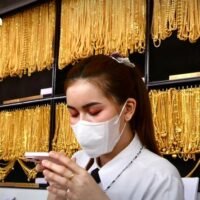 Der Verband der Goldhändler warnt davor, dass Dutzende thailändische Goldgeschäfte im Jahr 2026 schließen könnten, da die Preise auf über 70.000 Baht steigen und die Nachfrage nach Goldschmuck einbricht.