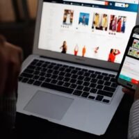 Thailand hat eine neue Steuerpolitik für alle online gekauften Importwaren eingeführt und die bisherige Befreiung für Produkte unter 1.500 Baht aufgehoben. Diese Änderung soll einen fairen Wettbewerb zwischen einheimischen und importierten Waren schaffen. Einfuhrzölle und Mehrwertsteuer werden nun ab dem ersten Baht des Warenwertes erhoben. Die stellvertretende Regierungssprecherin Lalida Persvivatana erklärte, diese Maßnahme werde Preisunterschiede verringern, die insbesondere kleine und mittlere Unternehmen (KMU) benachteiligen.