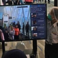 Thailand hat vorsorglich Maßnahmen zur Seuchenbekämpfung wieder eingeführt, die bereits während der Covid-19-Pandemie angewendet wurden, um einer möglichen Ausbreitung des Nipah-Virus vorzubeugen, obwohl es im Land keine bestätigten Fälle gibt. Zu den Maßnahmen gehören verstärkte Gesundheitskontrollen von Reisenden aus Risikogebieten, die an wichtigen Einreisepunkten wie Flughäfen umgehend umgesetzt werden.