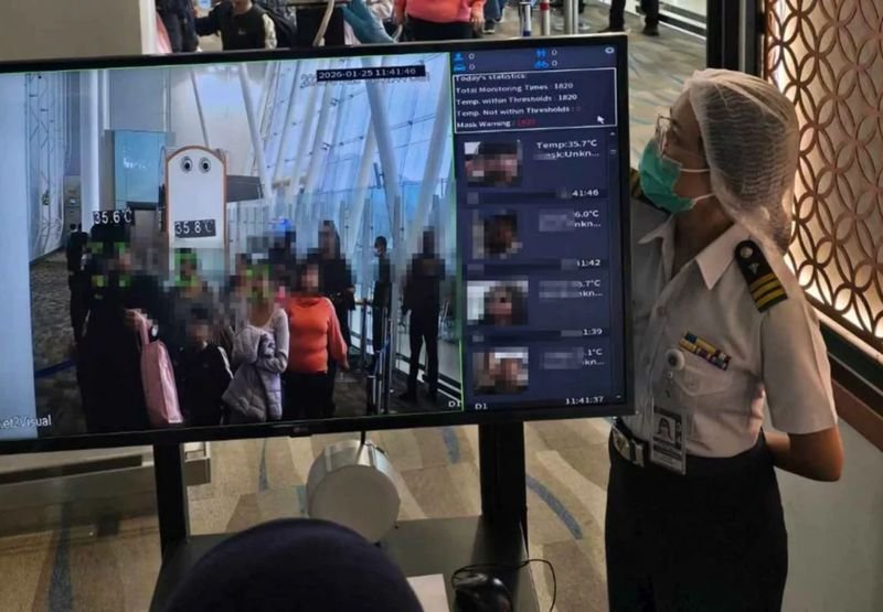 Thailand hat vorsorglich Maßnahmen zur Seuchenbekämpfung wieder eingeführt, die bereits während der Covid-19-Pandemie angewendet wurden, um einer möglichen Ausbreitung des Nipah-Virus vorzubeugen, obwohl es im Land keine bestätigten Fälle gibt. Zu den Maßnahmen gehören verstärkte Gesundheitskontrollen von Reisenden aus Risikogebieten, die an wichtigen Einreisepunkten wie Flughäfen umgehend umgesetzt werden.