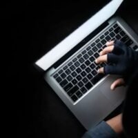 Thailands Gerichtshof hat am 26. Januar eine neue Online-Plattform eingeführt, über die Bürgerinnen und Bürger rund um die Uhr anstößige Inhalte melden und deren Entfernung beantragen können. Diese Initiative folgt auf kürzlich erfolgte Änderungen des Sexualstrafrechts zum Schutz von Opfern sexueller Übergriffe im Internet. Bürgerinnen und Bürger können nun direkt über den Online-Dienst des Gerichts (CIOS) Beschwerden beim Strafgericht einreichen, wodurch das Verfahren deutlich beschleunigt wird.