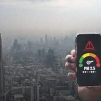 Thailand ist in höchster Alarmbereitschaft, da die Behörden vor einer drohenden Luftverschmutzungskrise warnen. Prognosen sagen einen landesweiten Anstieg der Feinstaubbelastung (PM2,5) bis zum 25. Januar voraus und geben Anlass zu ernsthaften gesundheitlichen Bedenken. Das Bangkok Air Quality Information Centre und die Umweltbehörde meldeten einen flächendeckenden Anstieg der Feinstaubbelastung, wobei Bangkok und mehrere andere Regionen am stärksten gefährdet sind.