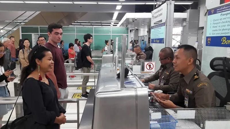 Das thailändische Ministerium für digitale Wirtschaft und Gesellschaft hat eindringlich vor einer Falschmeldung gewarnt, die eine neue Regelung behauptet, wonach die visafreie Einreise für Ausländer auf zwei Besuche pro Jahr beschränkt sei. Dies geschieht im Rahmen der laufenden Bemühungen des Ministeriums, die Verbreitung von Falschnachrichten zu bekämpfen, die eine erhebliche Bedrohung für die Sicherheit und die soziale Stabilität darstellen.