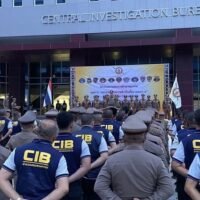 Thailands Zentrales Ermittlungsbüro (CIB) präsentierte zehn bedeutende Kriminalfälle aus dem Jahr 2025, die häufig schwerwiegende Schäden an Leben, Eigentum und dem Vertrauen der Öffentlichkeit zur Folge hatten. Das Büro gab bekannt, im Laufe des Jahres 29.413 Fälle bearbeitet und durchschnittlich über 80 Festnahmen pro Tag vorgenommen zu haben. Zu den wichtigsten Fällen zählten Ermittlungen zu Klosterskandalen, Finanzbetrug und organisierter Kriminalität.